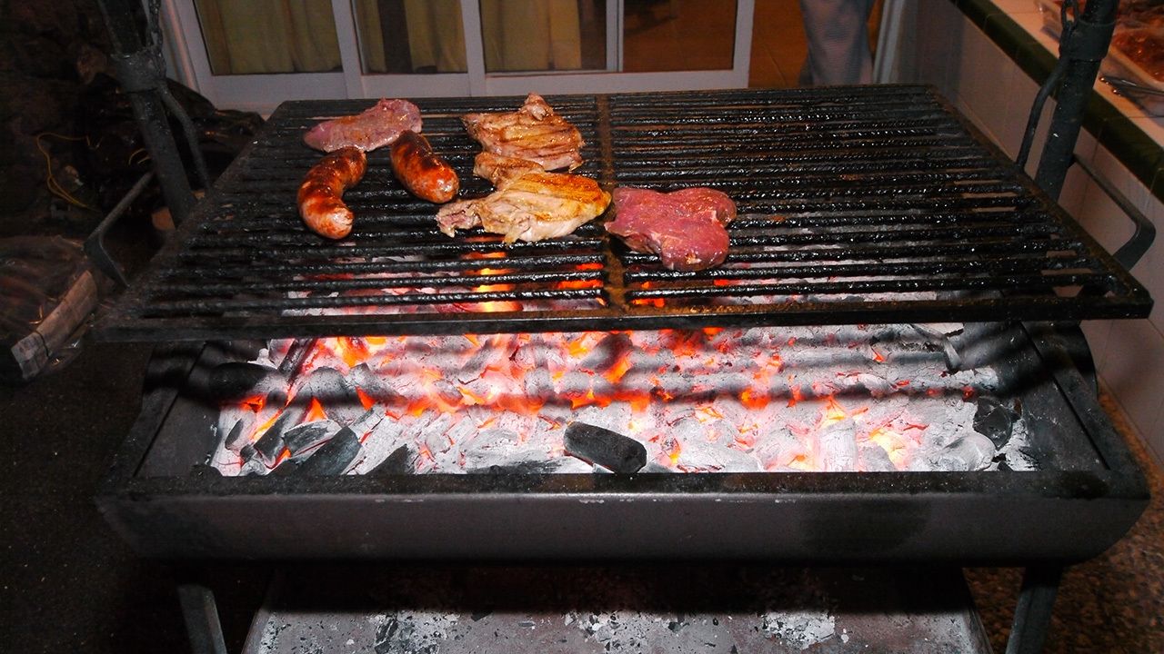 breakfast, lunch, dinner served; international cuisine