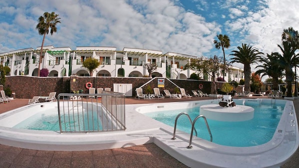 Outdoor pool, pool loungers - Guacimeta Apartamentos (Tías)