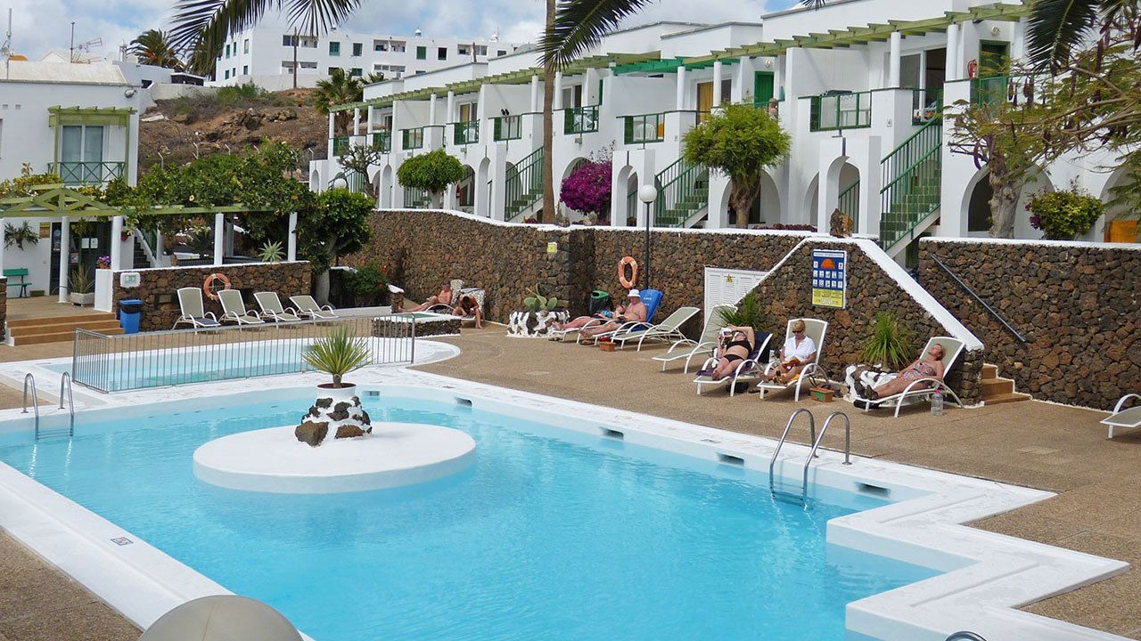 outdoor pool, pool loungers