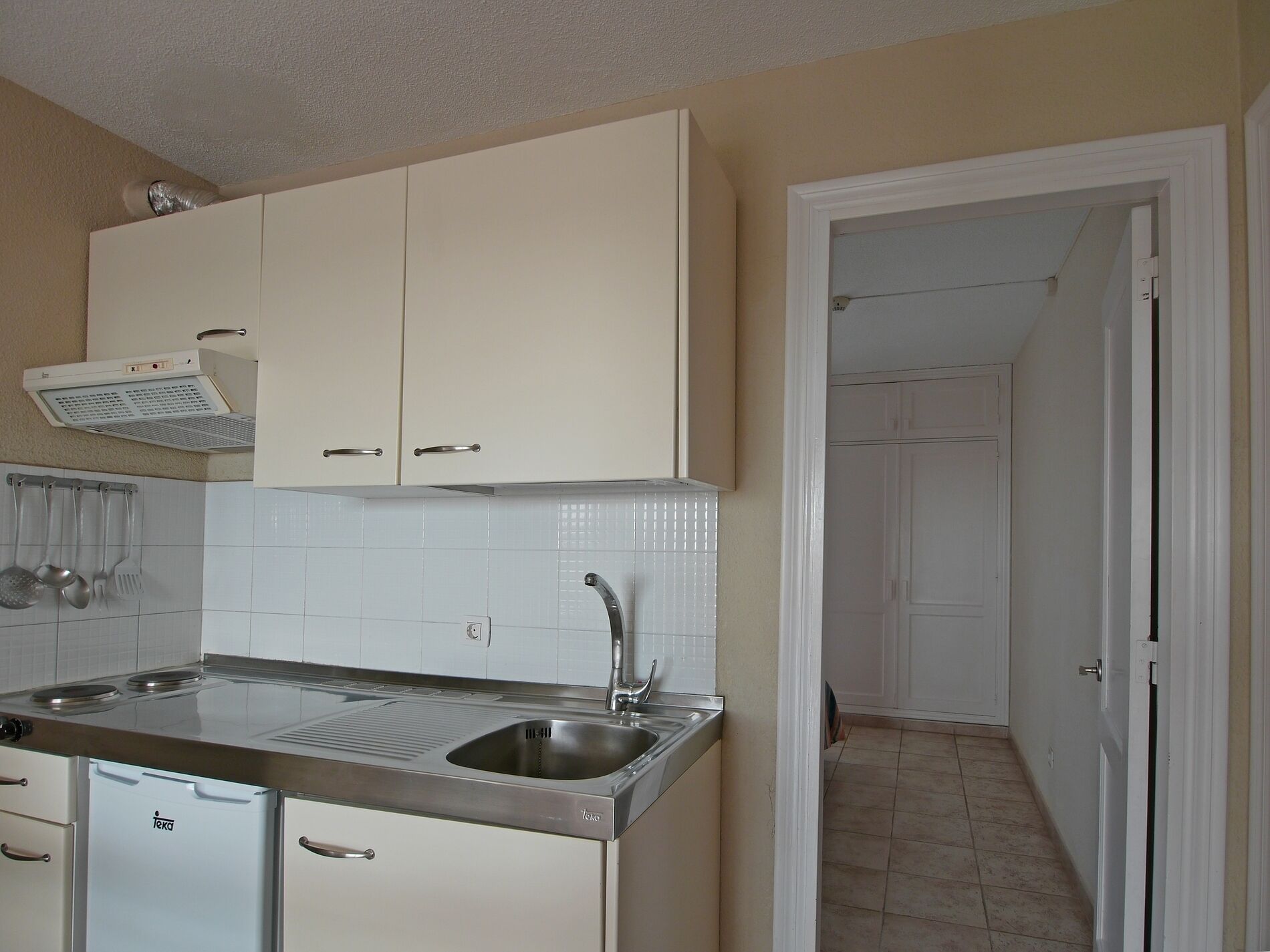 full-sized fridge, microwave, stovetop, coffee/tea maker