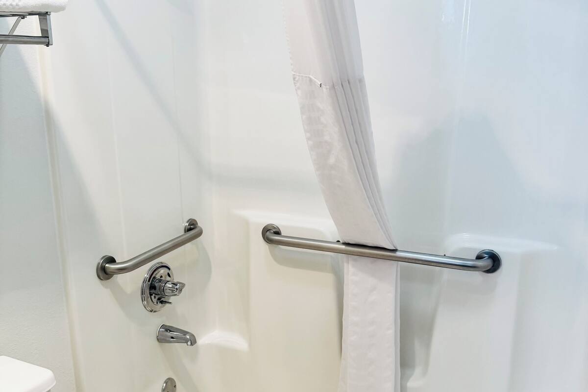 standard double room, 2 queen beds | bathroom | combined shower/bathtub, free toiletries, hair dryer, towels