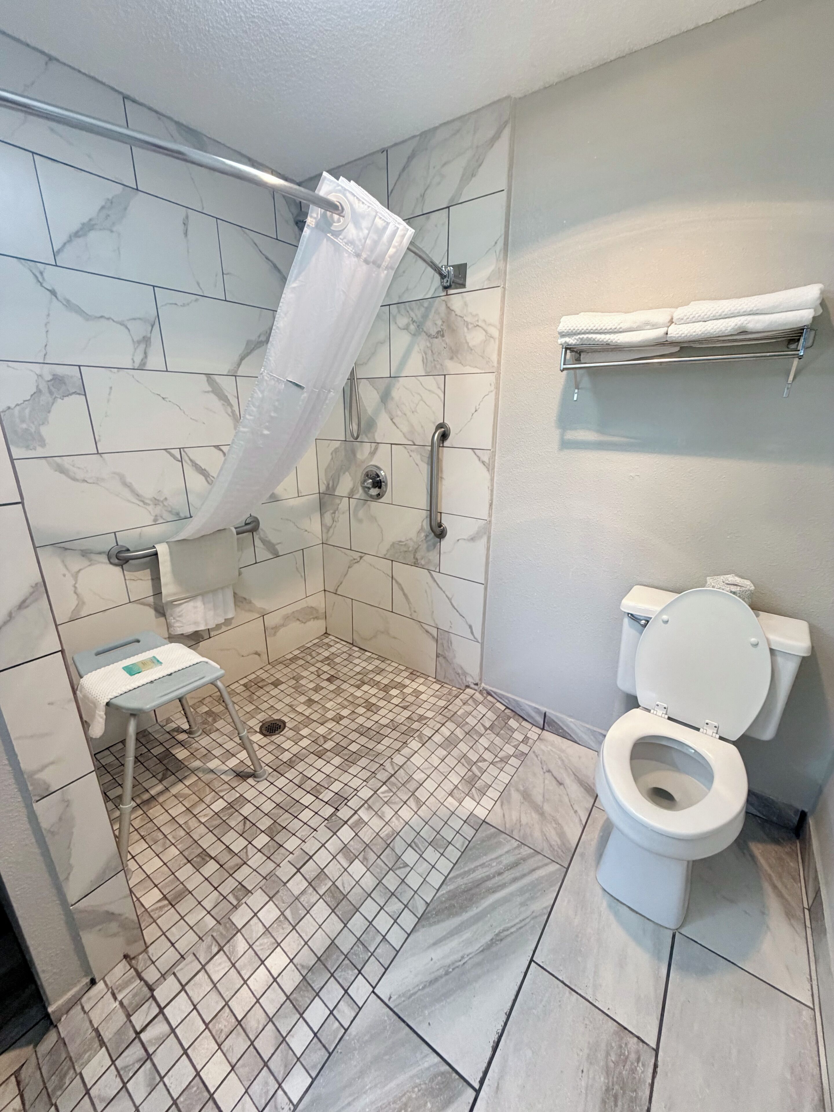 Standard Room, 1 King Bed, Non Smoking | Bathroom | Free toiletries, hair dryer, towels, soap