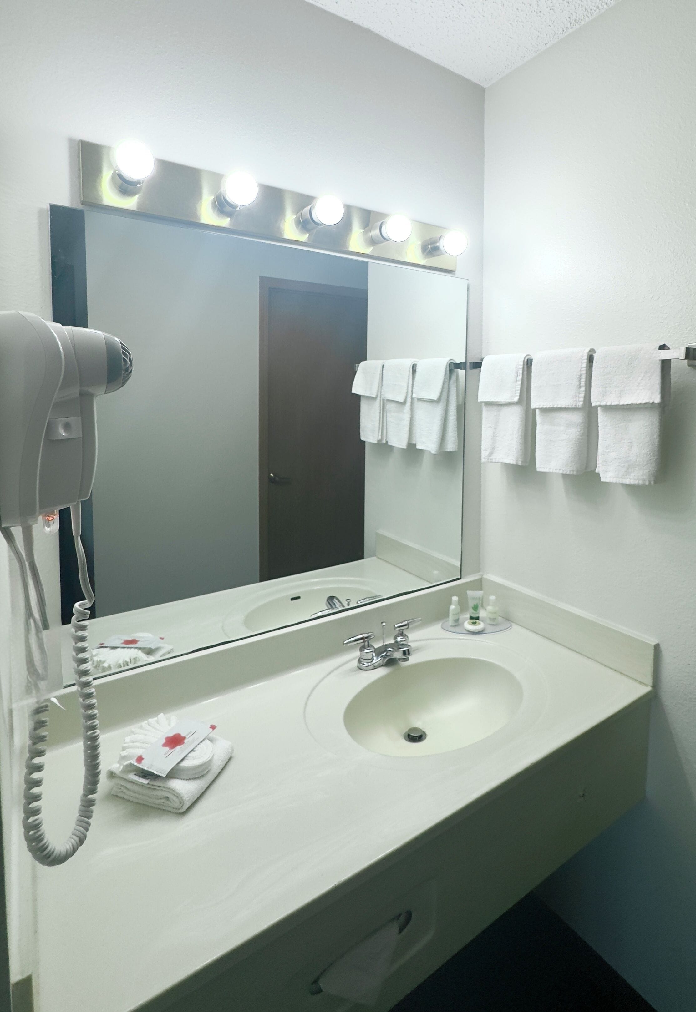 standard double room, 2 queen beds | bathroom sink