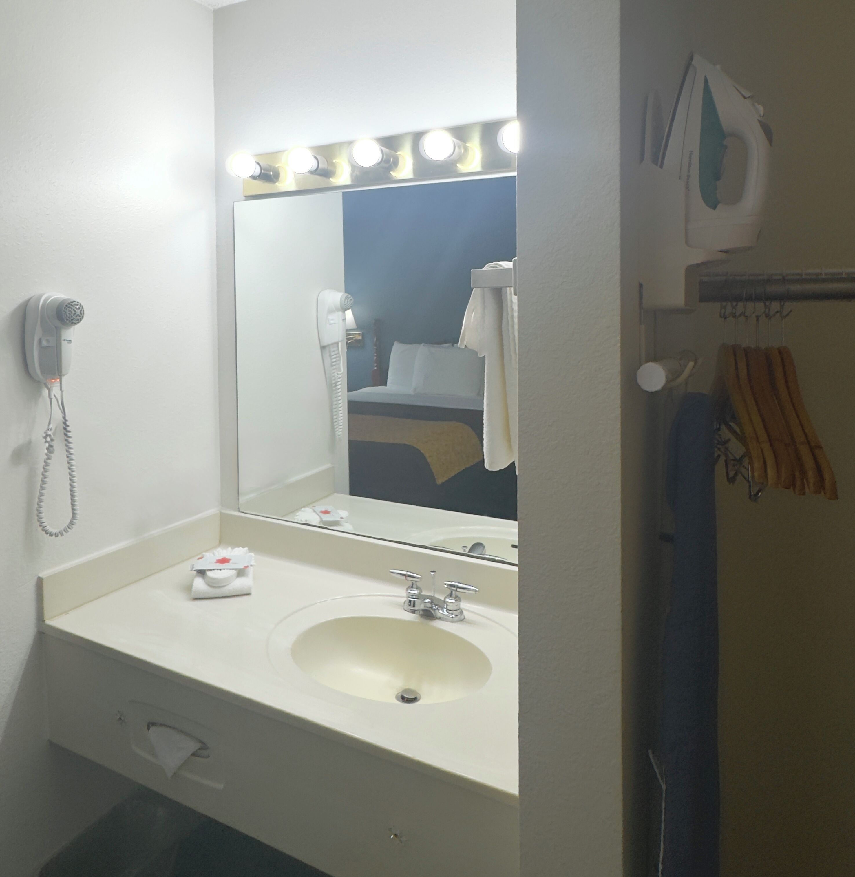 standard double room, 2 queen beds | bathroom sink