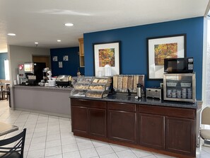 Free daily buffet breakfast - Scenic Hills Inn (Branson)
