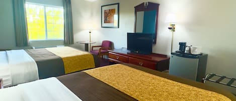 Une chambre d’hôtel avec deux lits, un bureau, une chaise, une télévision et une machine à café.