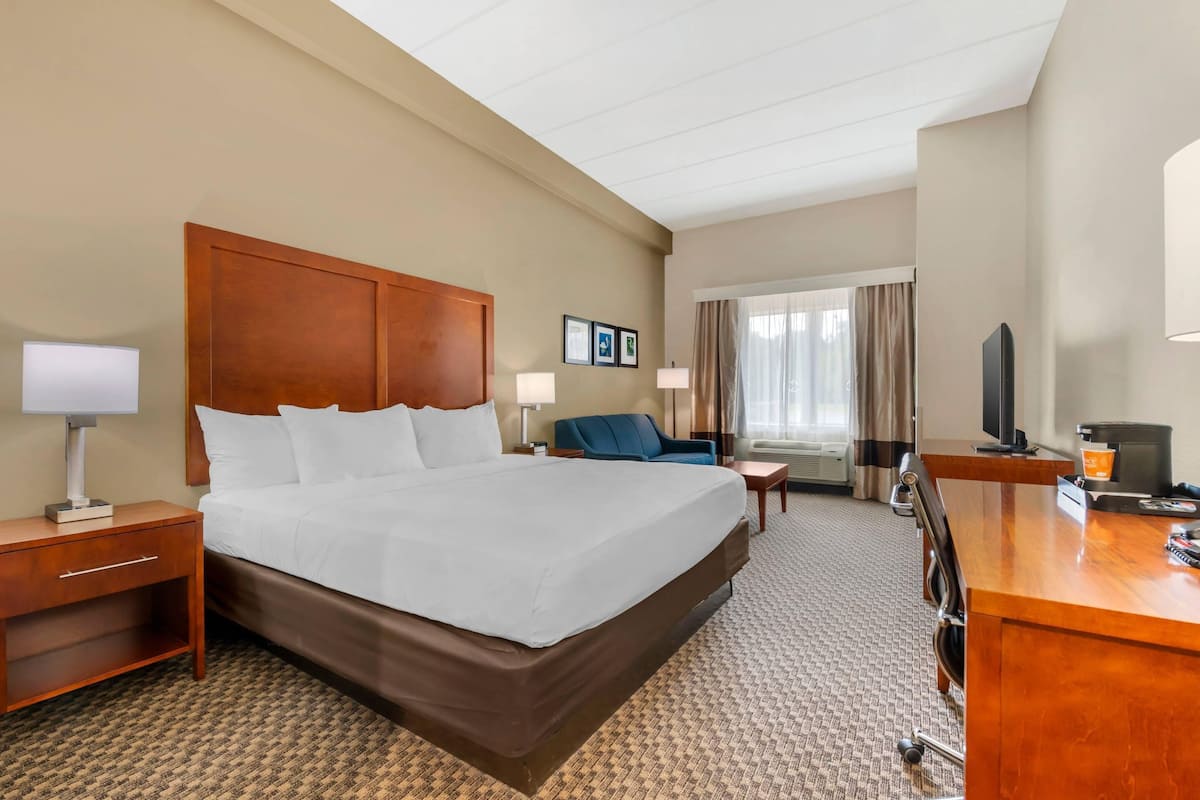 Suite, Non Smoking | Pillowtop beds, in-room safe, desk, blackout drapes