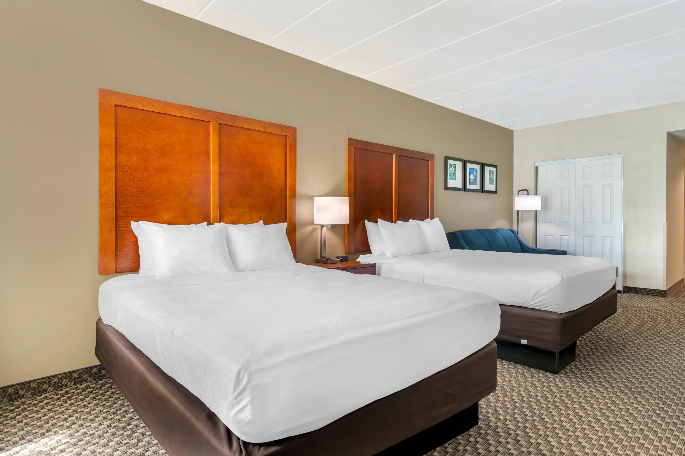 Pillowtop beds, in-room safe, desk, blackout drapes