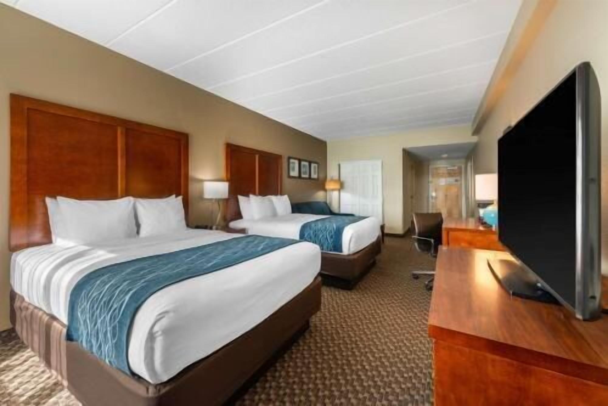 Pillowtop beds, in-room safe, desk, blackout drapes
