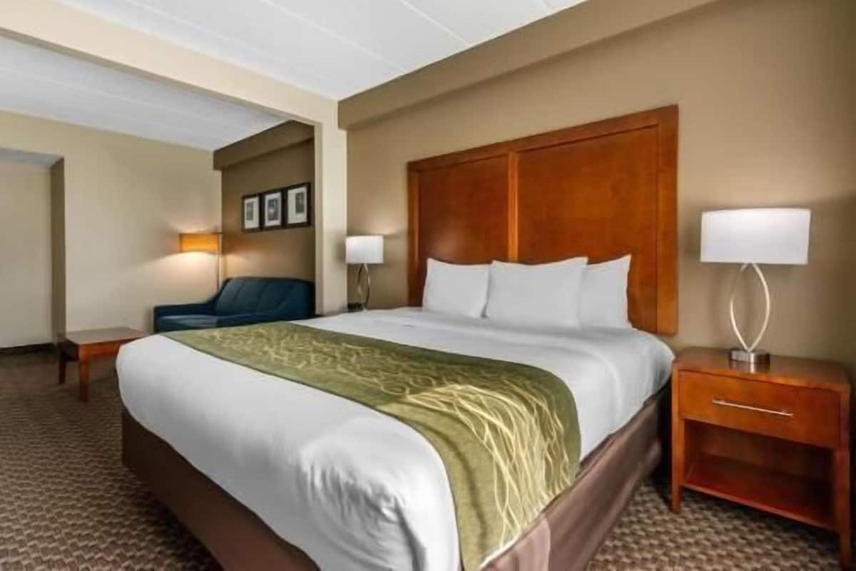 Pillowtop beds, in-room safe, desk, blackout drapes