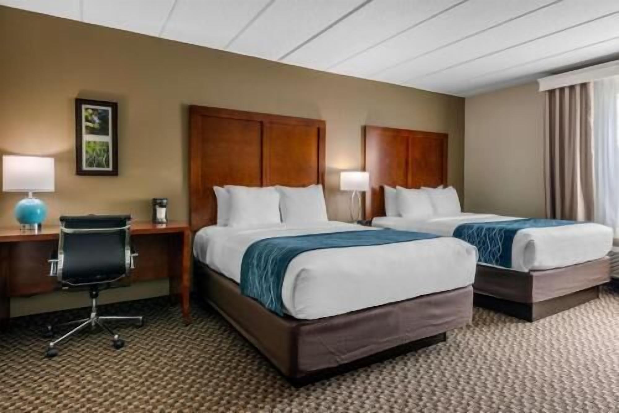 Pillowtop beds, in-room safe, desk, blackout drapes