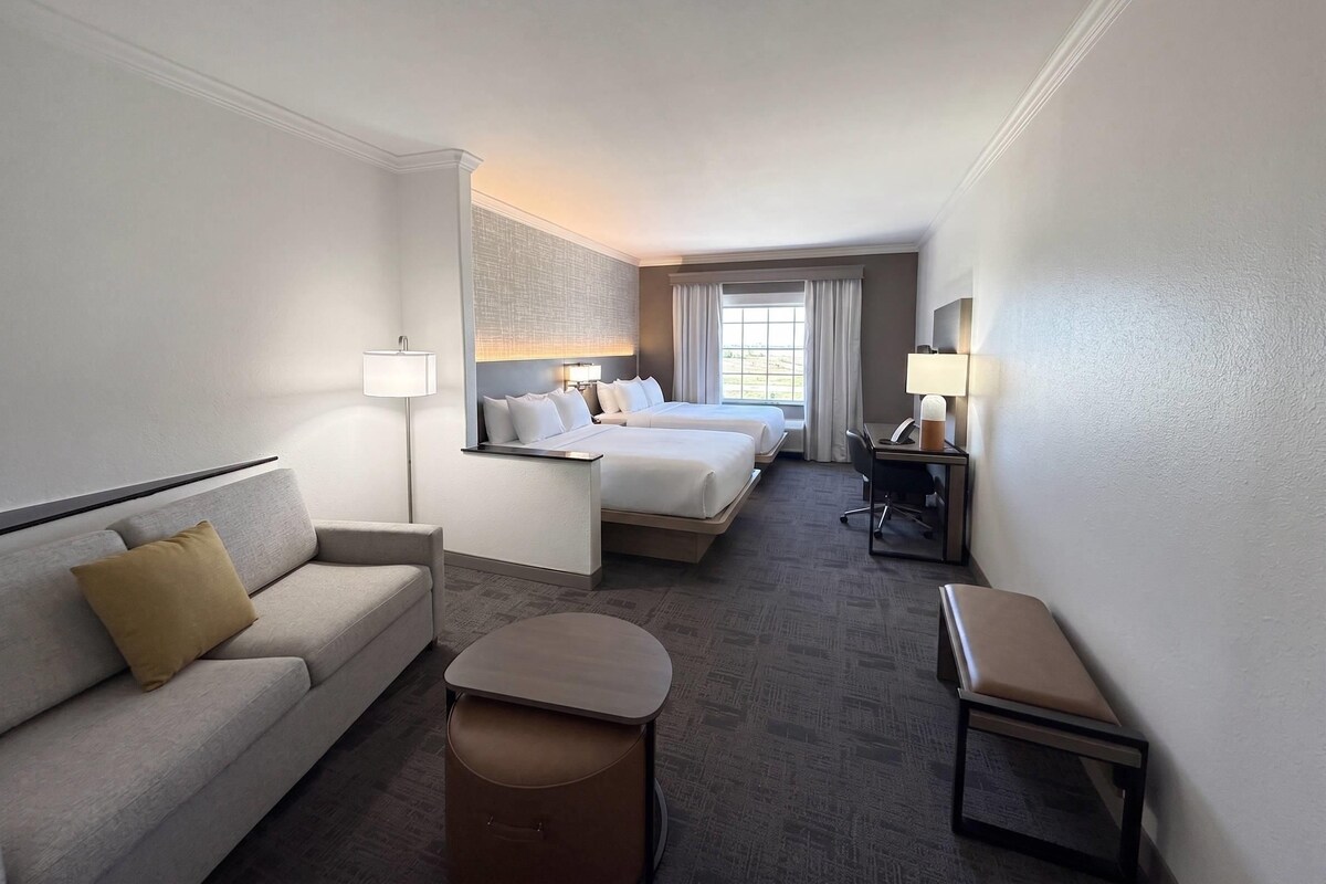 Suite estándar, no fumadores (2 Queen Beds & 1 Sofa Bed) | Sábanas de algodón egipcio, ropa de cama de alta calidad, caja fuerte
