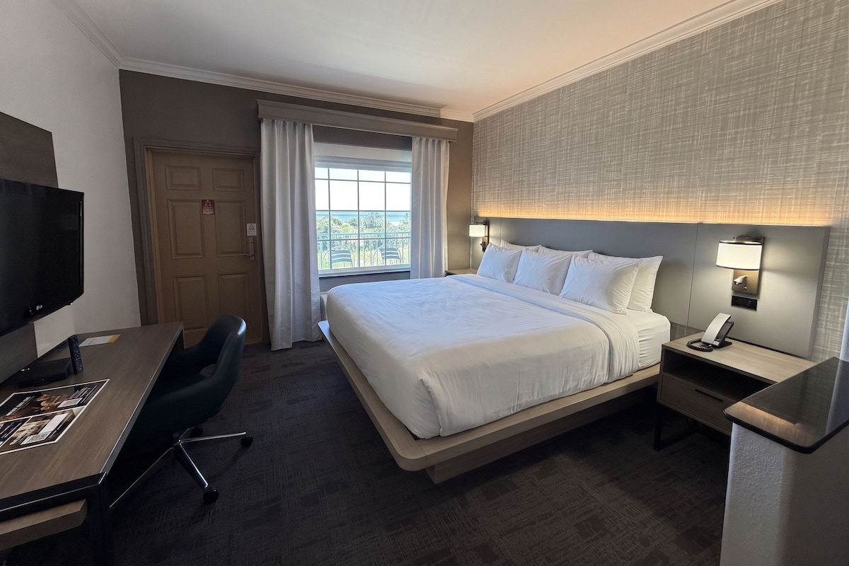 Suite, 1 King Bed with Sofa bed, Non Smoking, Balcony | Egyptian cotton sheets, premium bedding, in-room safe, desk