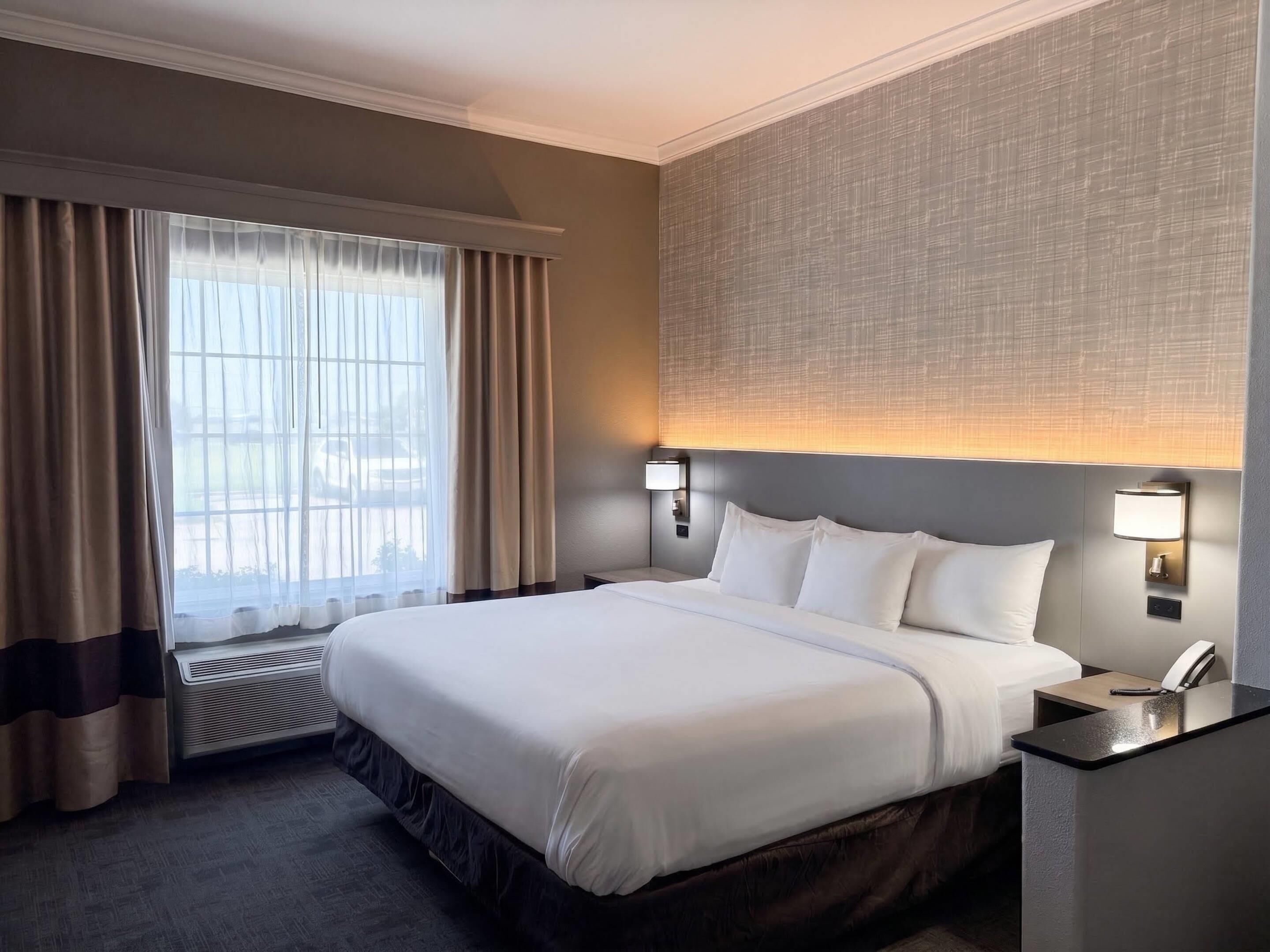 Suite Standar, 1 Tempat Tidur King, Bebas Asap Rokok | Seprai katun Mesir, seprai premium, brankas, dan meja kerja