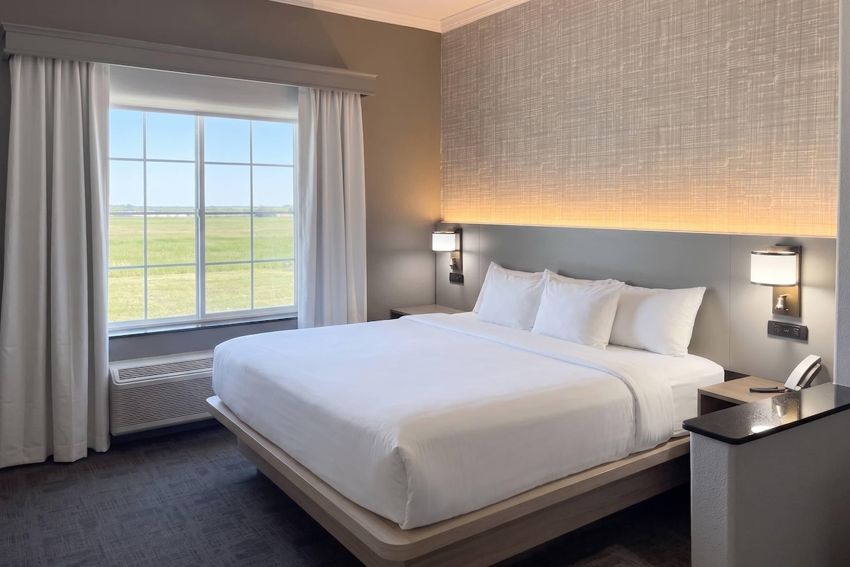 Egyptian cotton sheets, premium bedding, in-room safe, desk