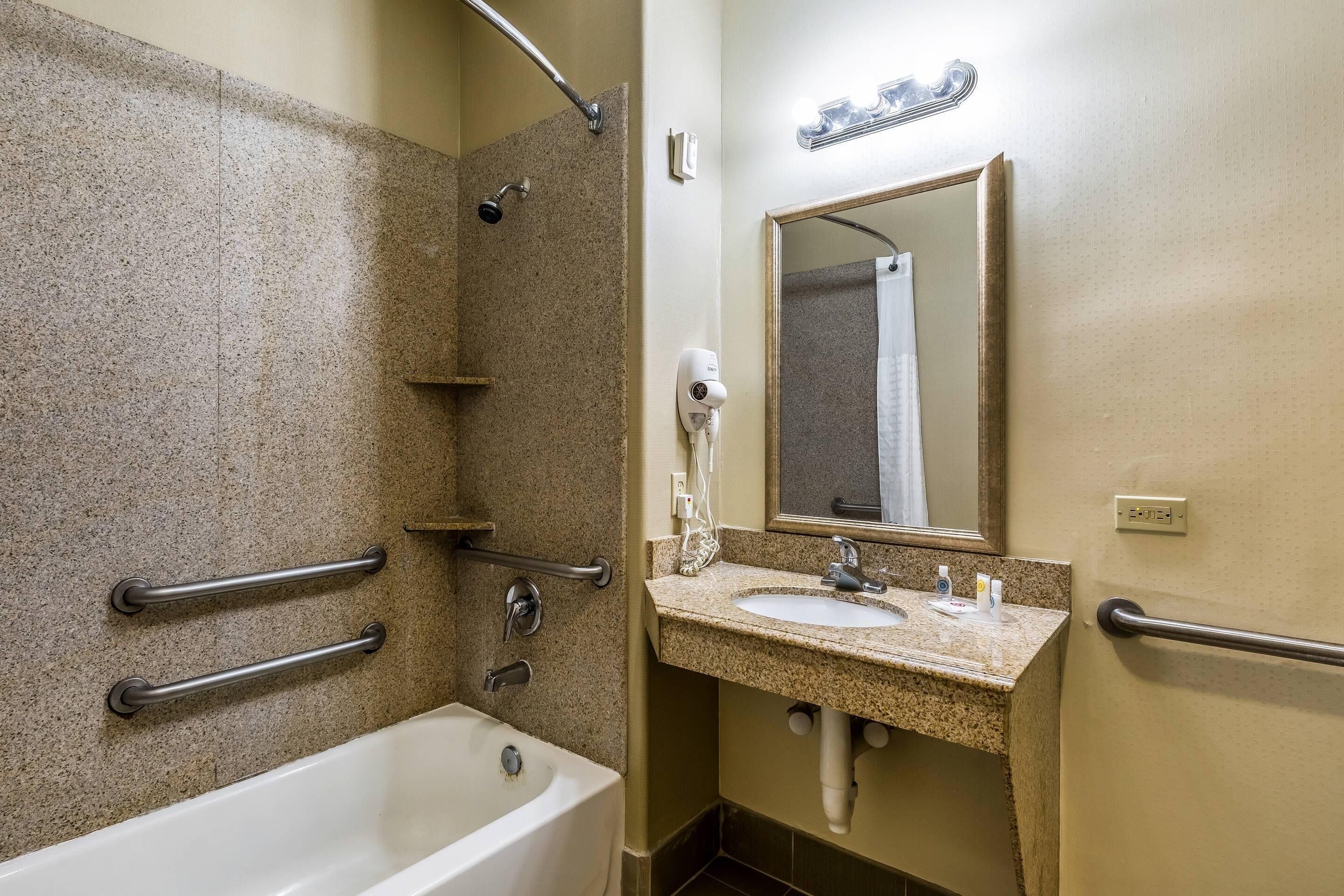 Suite estándar, no fumadores (2 Queen Beds & 1 Sofa Bed) | Sábanas de algodón egipcio, ropa de cama de alta calidad, caja fuerte