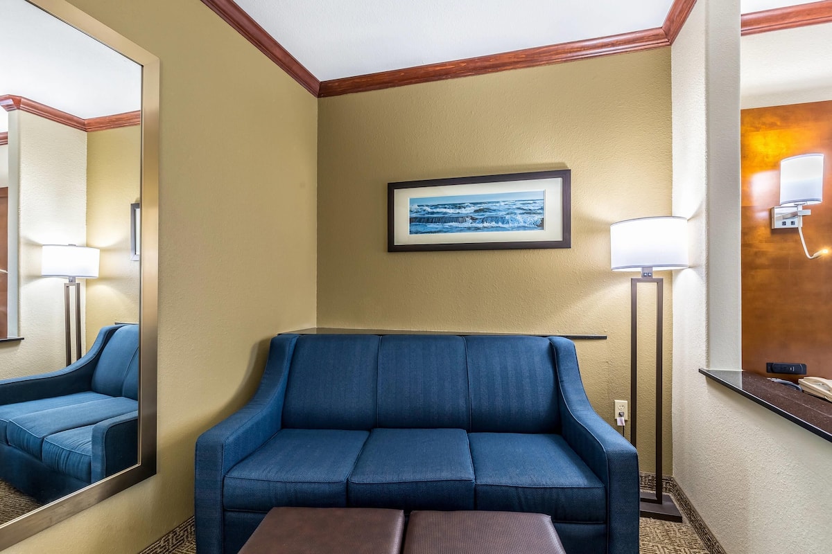 Standard Suite, 1 King Bed, Non Smoking | Egyptian cotton sheets, premium bedding, in-room safe, desk