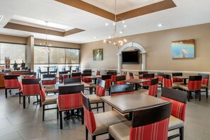 Free buffet breakfast  - Comfort Inn & Suites Marianna I-10 (Marianna)
