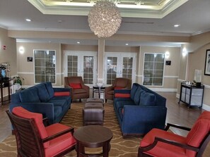 A spacious lobby with a high ceiling, a large chandelier, and a seating area with sofas and chairs. - Comfort Inn & Suites Marianna I-10 (Marianna)