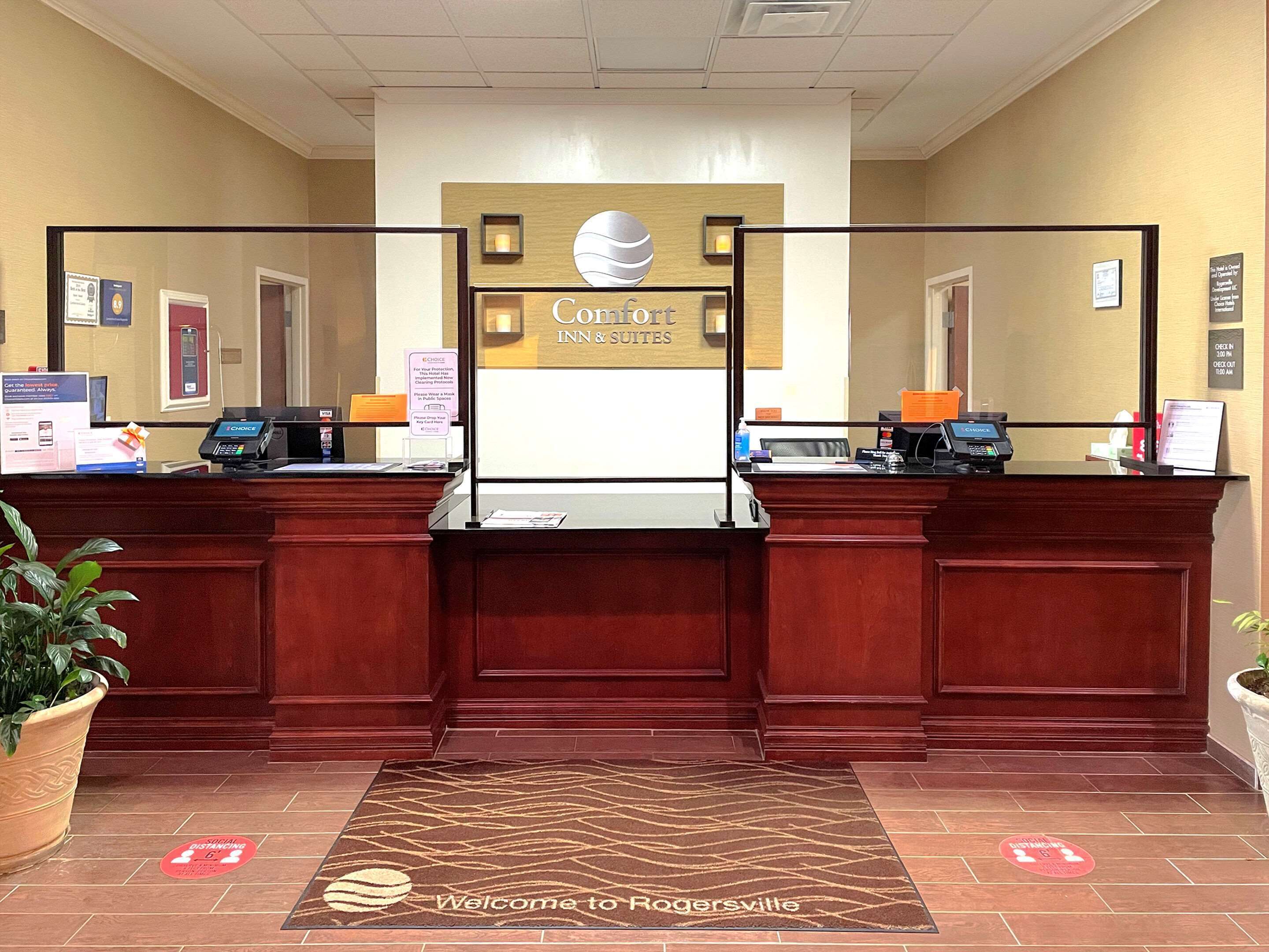 A hotel reception desk with a sign reading "Comfort Inn & Suites".