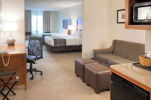 Suite de base, Plusieurs lits, accessible aux personnes à mobilité réduite, non-fumeur | 1 chambre, coffre-fort, bureau, système d’insonorisation