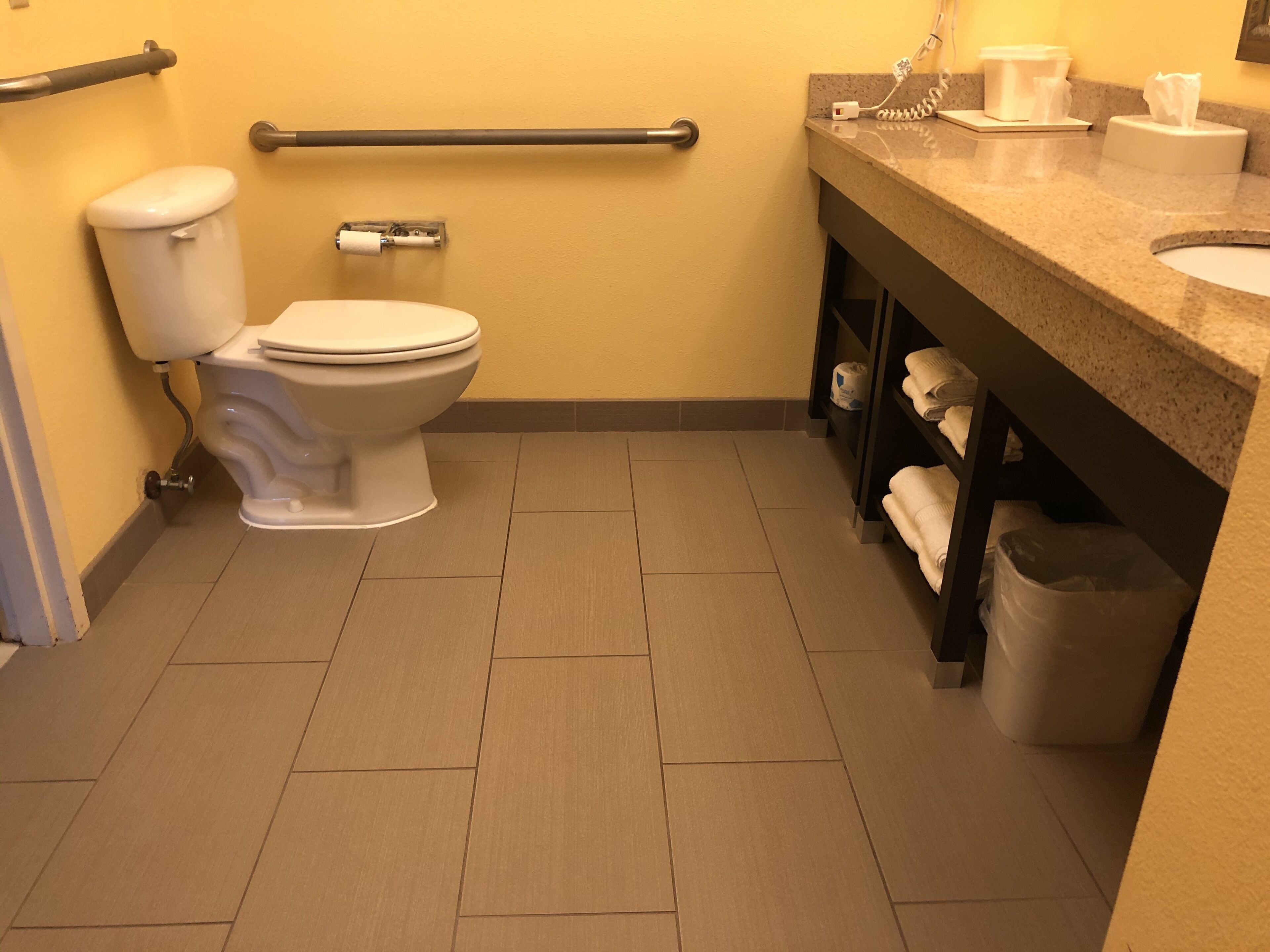 combined shower/bathtub, jetted bath, hair dryer, towels