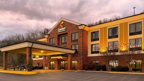 A Comfort Inn & Suites hotel with a brick facade, a covered entrance, and a parking lot.