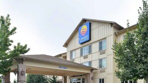 Un hotel Comfort Inn con ingresso coperto e colonne in pietra.