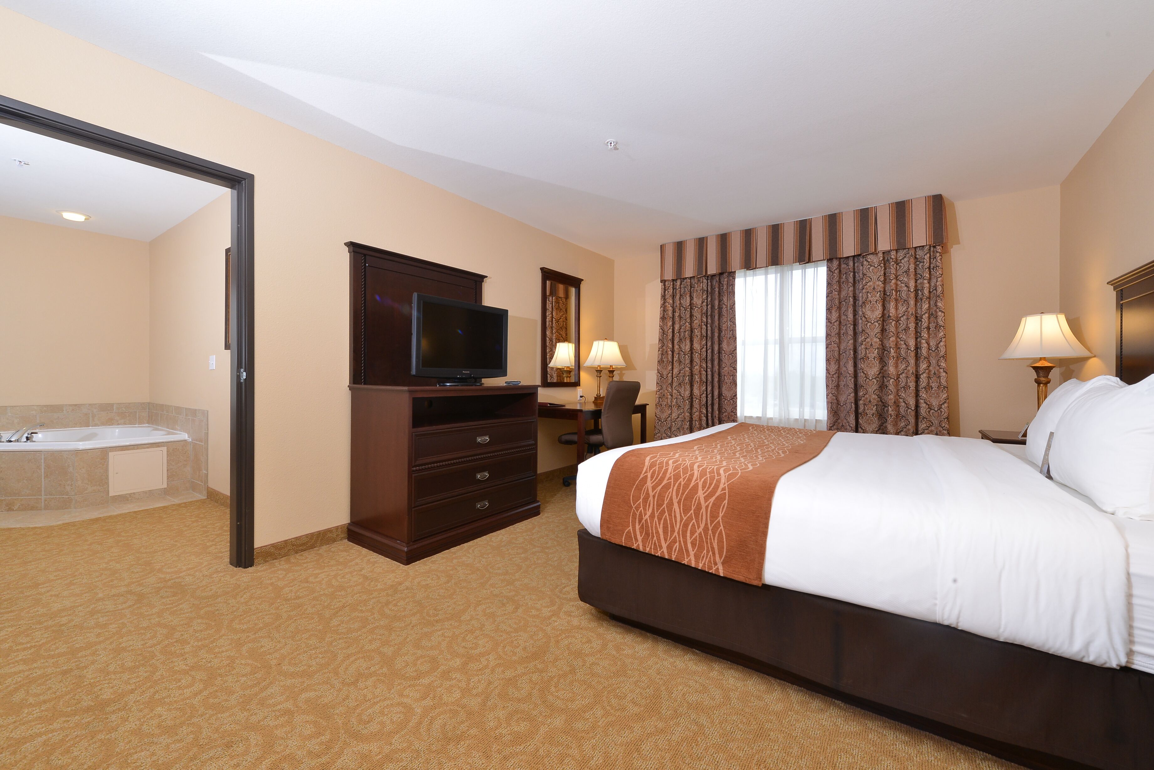 suite, 1 king bed | desk, iron/ironing board, free wifi, bed sheets