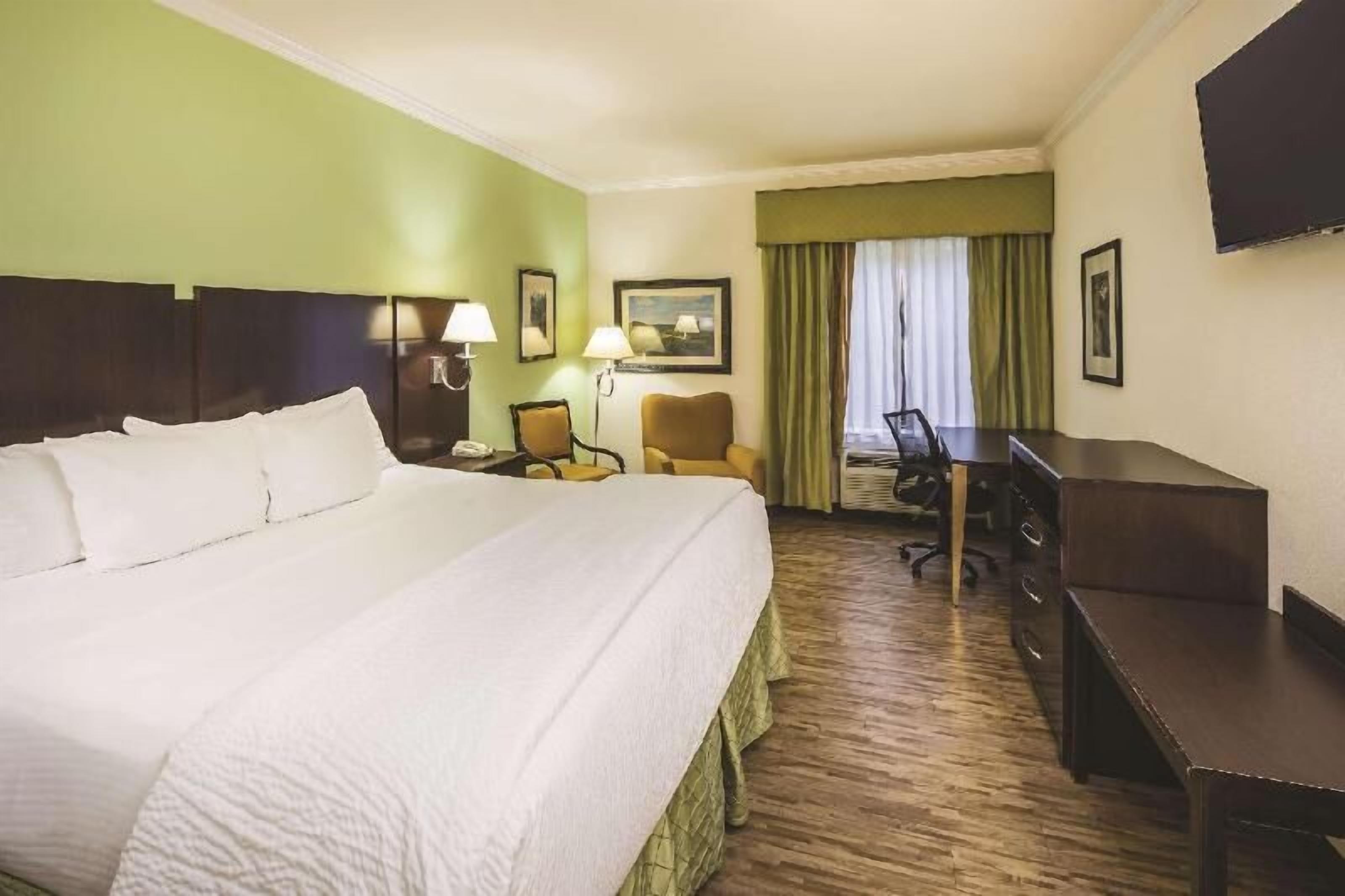 Ropa de cama de alta calidad, camas con pillow-top y escritorio 