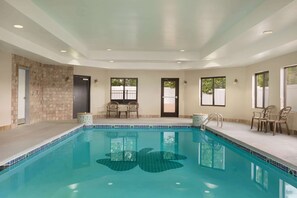 Indoor pool - La Quinta Inn & Suites by Wyndham Dublin (Dublin)