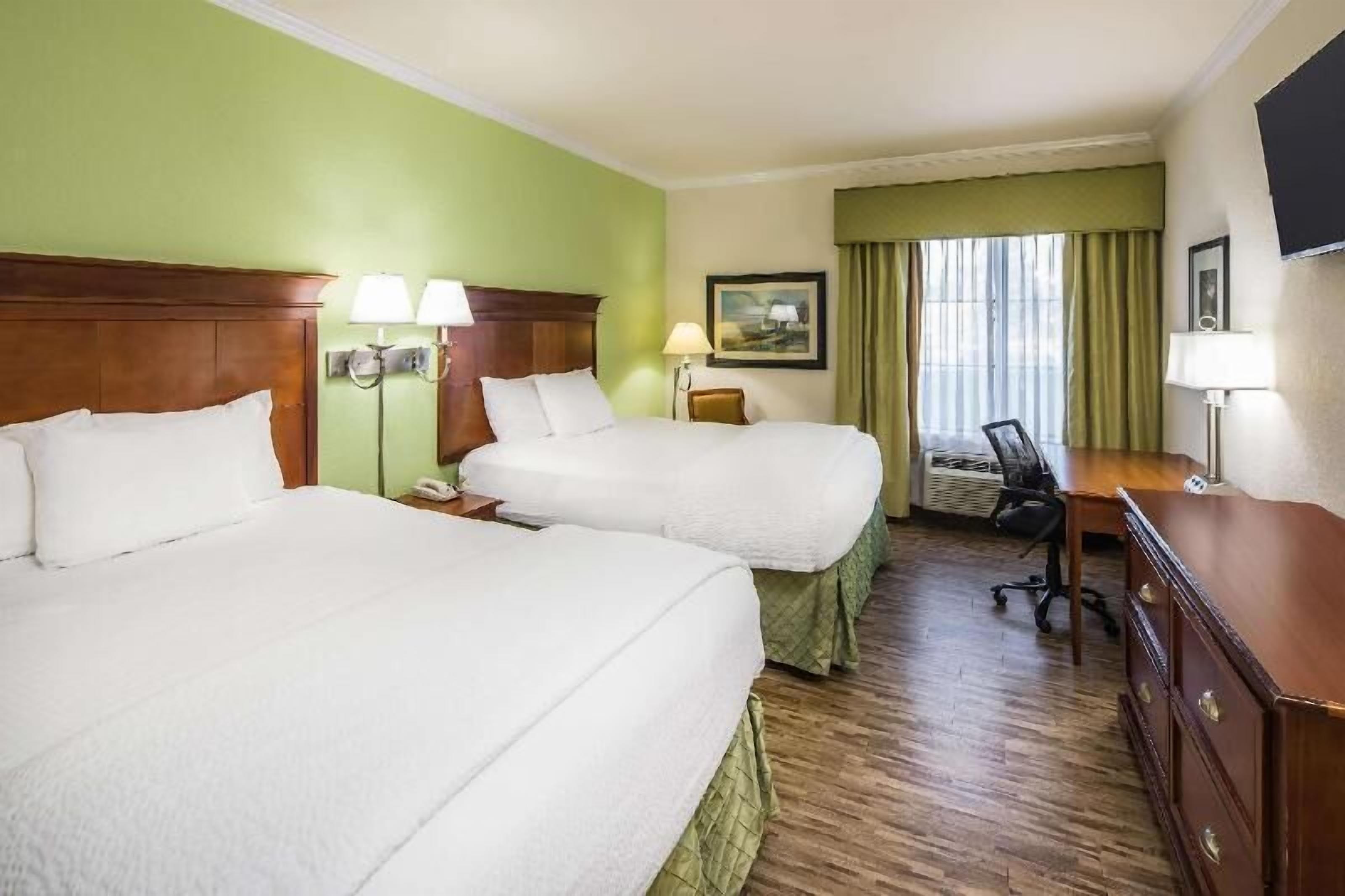 Ropa de cama de alta calidad, camas con pillow-top y escritorio 