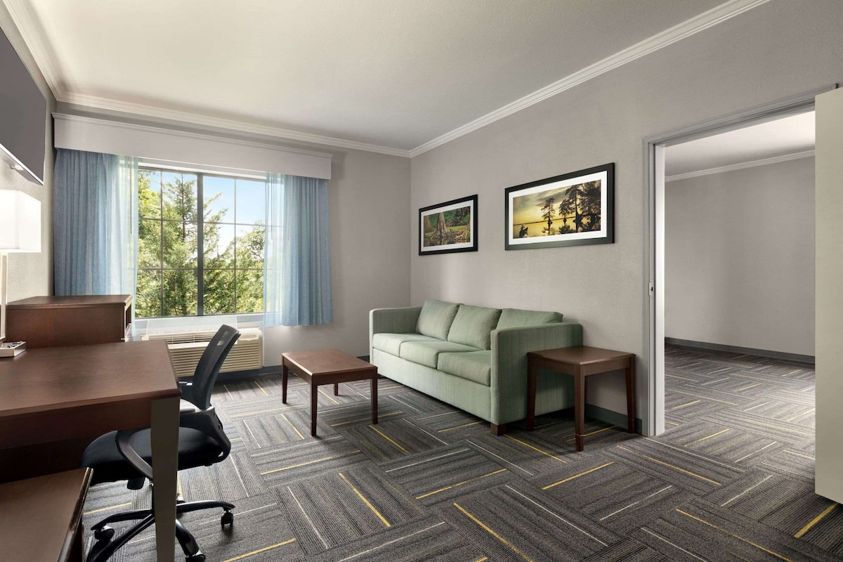 premium bedding, pillow-top beds, in-room safe, desk