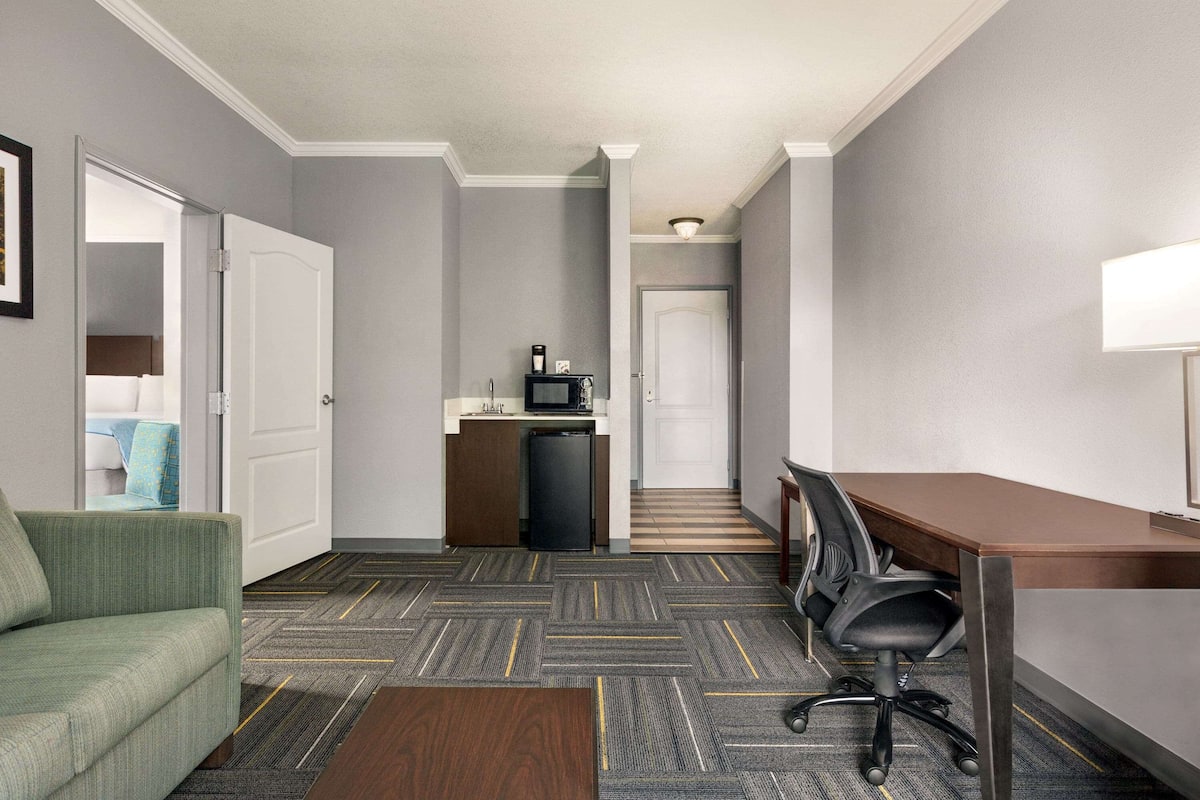 premium bedding, pillow-top beds, in-room safe, desk