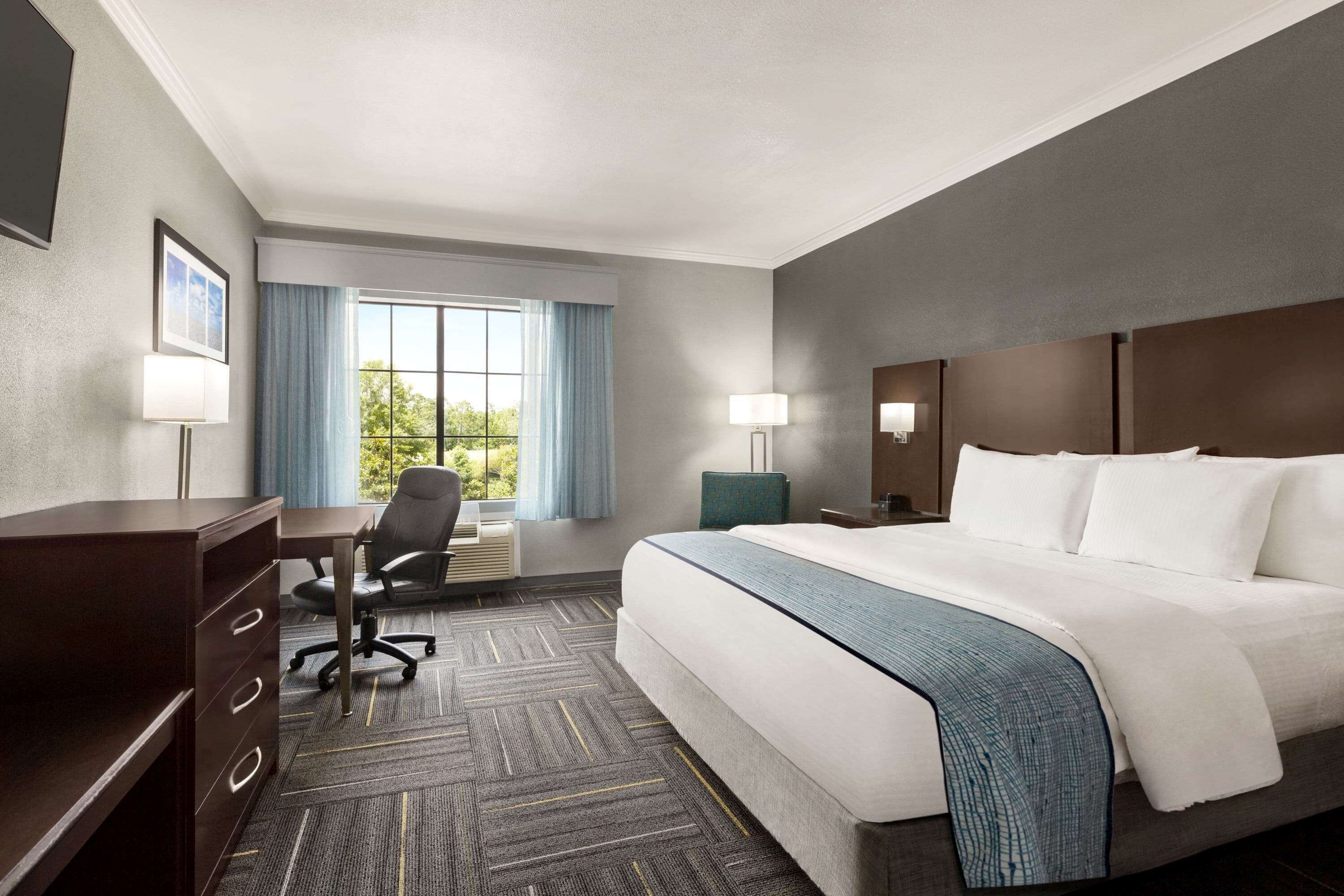 premium bedding, pillow-top beds, in-room safe, desk