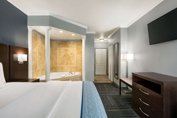 Premium bedding, pillowtop beds, desk, laptop workspace - La Quinta Inn & Suites by Wyndham Dublin (Dublin)