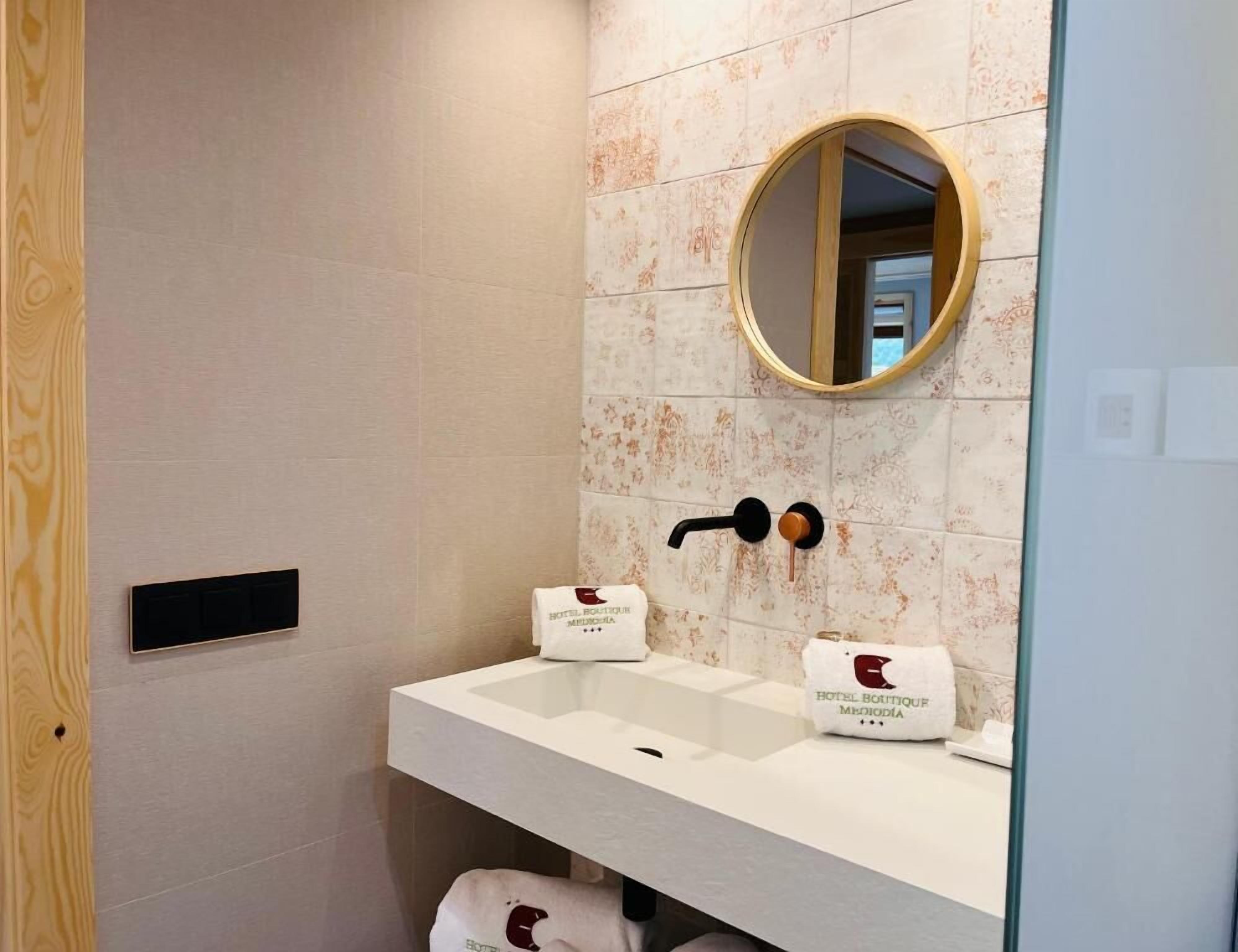 bathtub, deep-soaking bathtub, free toiletries, hair dryer