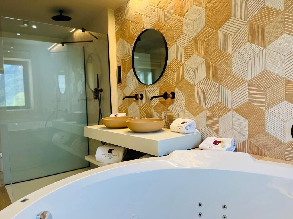 bathtub, deep-soaking bathtub, free toiletries, hair dryer