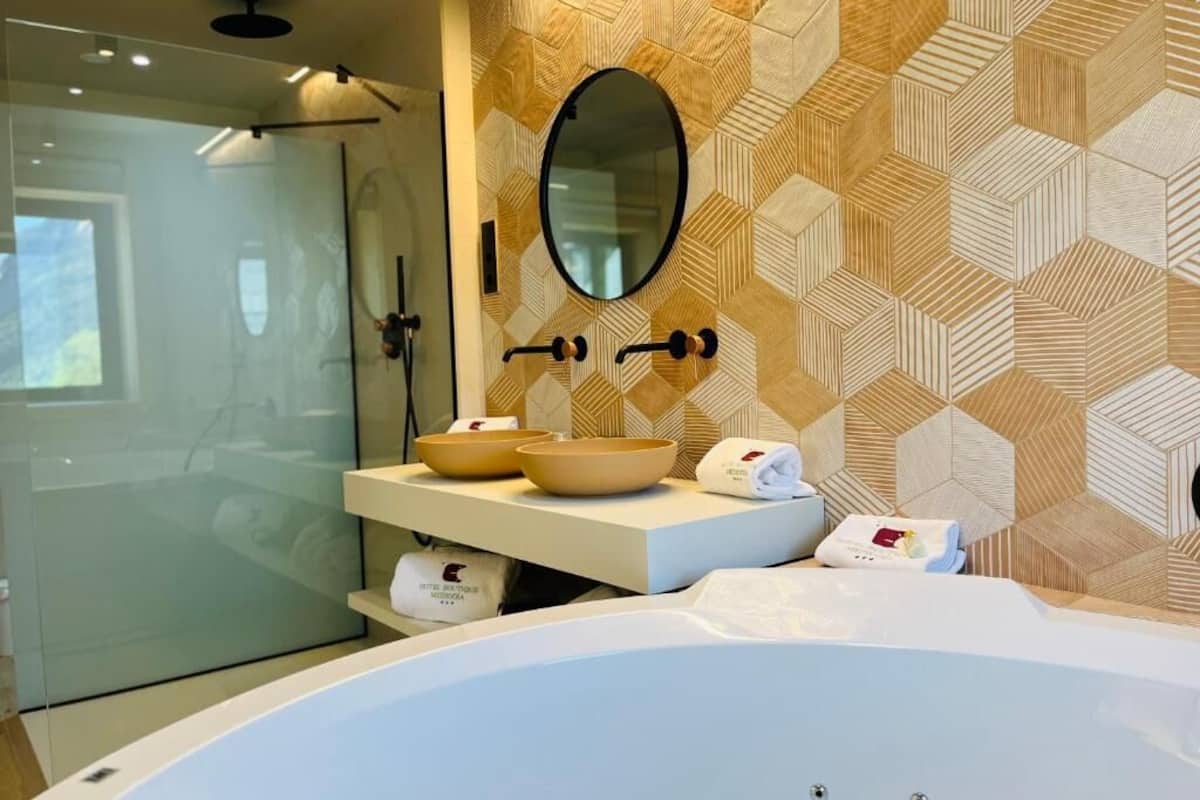 bathtub, deep-soaking bathtub, free toiletries, hair dryer