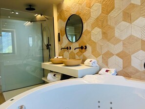 Een bad, een diep bad, gratis toiletartikelen, een haardroger