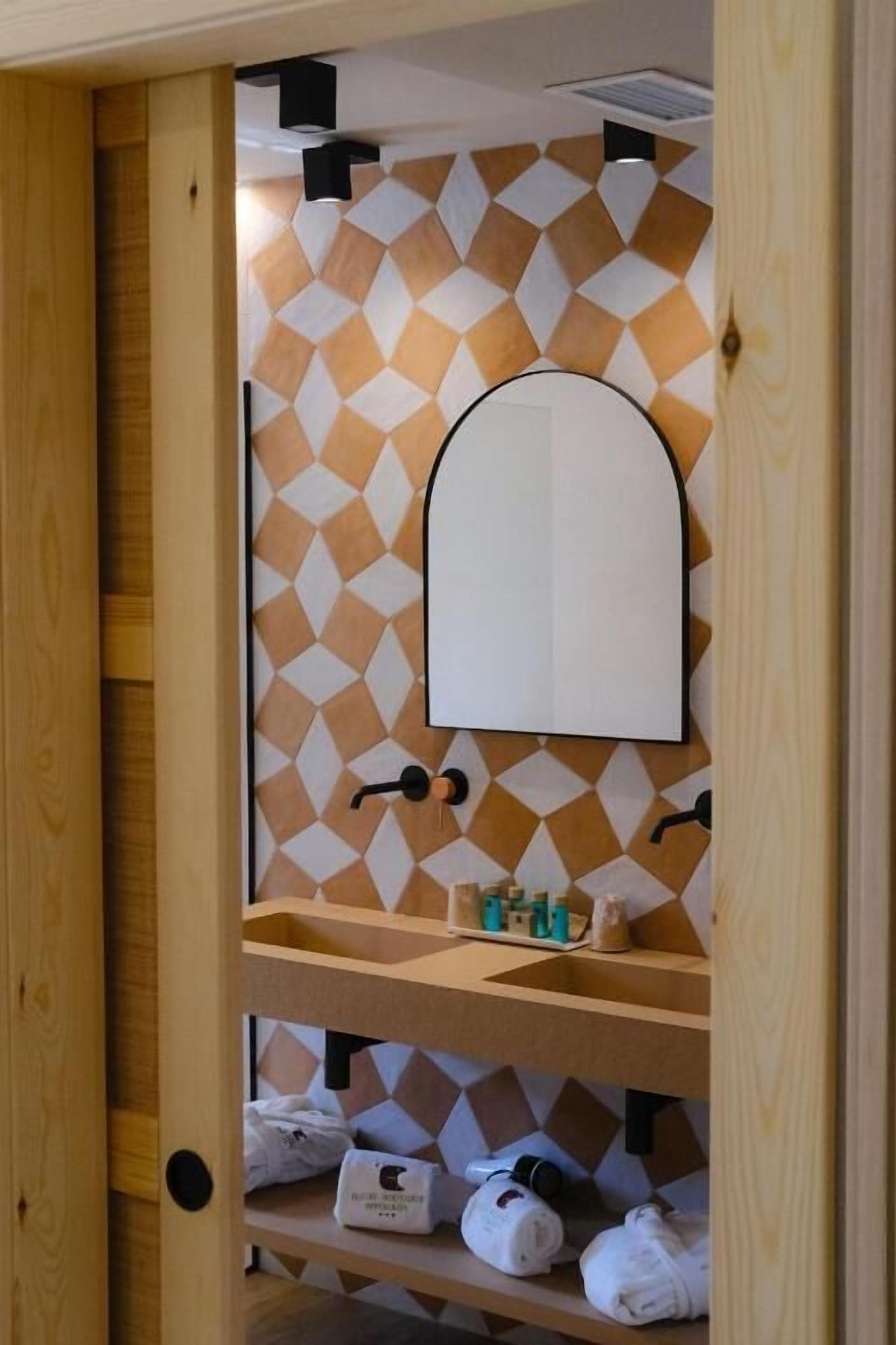 bathtub, deep-soaking bathtub, free toiletries, hair dryer