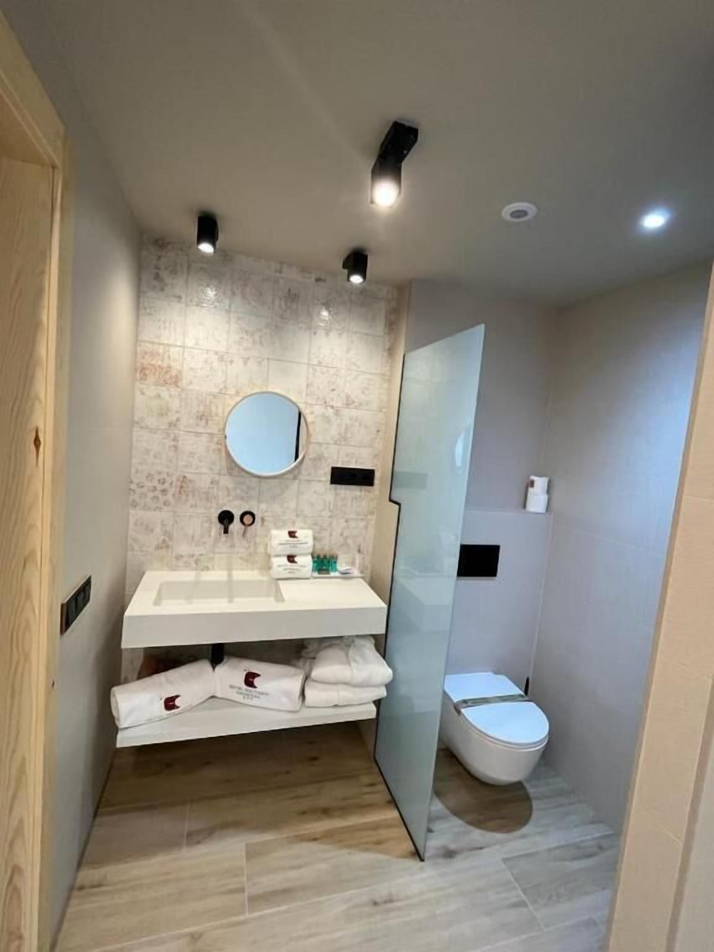 bathtub, deep-soaking bathtub, free toiletries, hair dryer