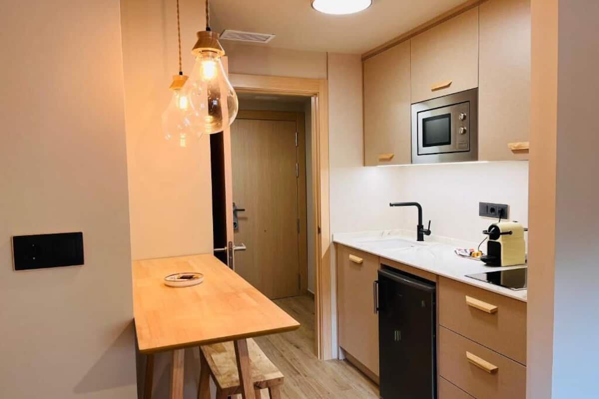 superior room | private kitchen | fridge, microwave, stovetop, cleaning supplies