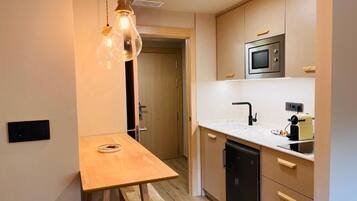 Chambre Supérieure | Cuisine privée | Réfrigérateur, micro-ondes, plaque de cuisson, nécessaire de nettoyage