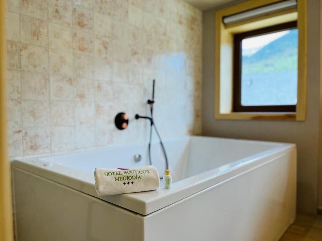 bathtub, deep-soaking bathtub, free toiletries, hair dryer