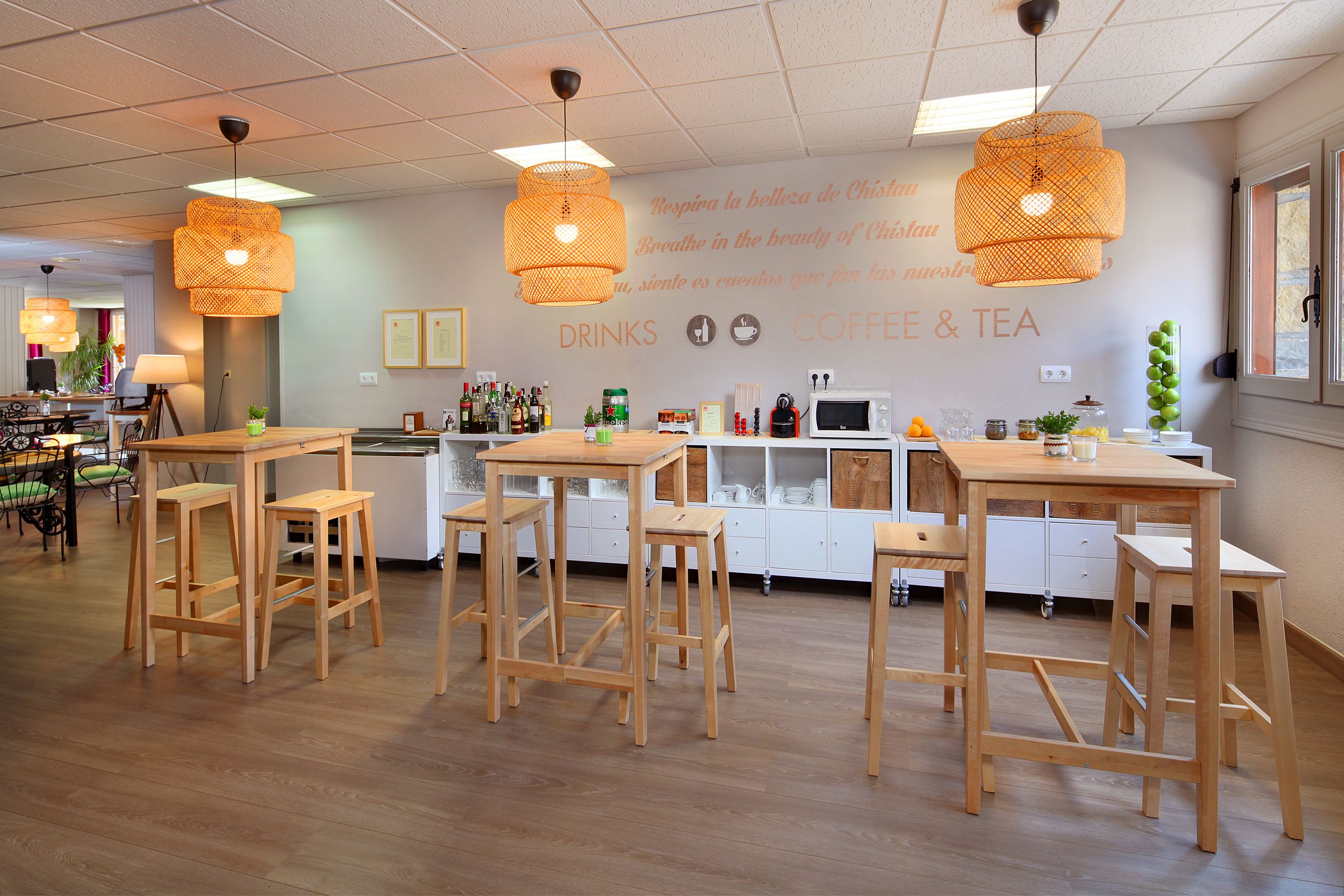 lobby lounge, garden views, open daily