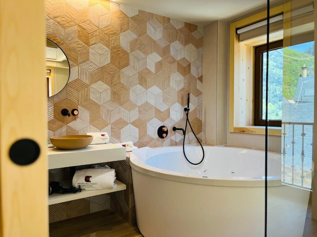 bathtub, deep-soaking bathtub, free toiletries, hair dryer