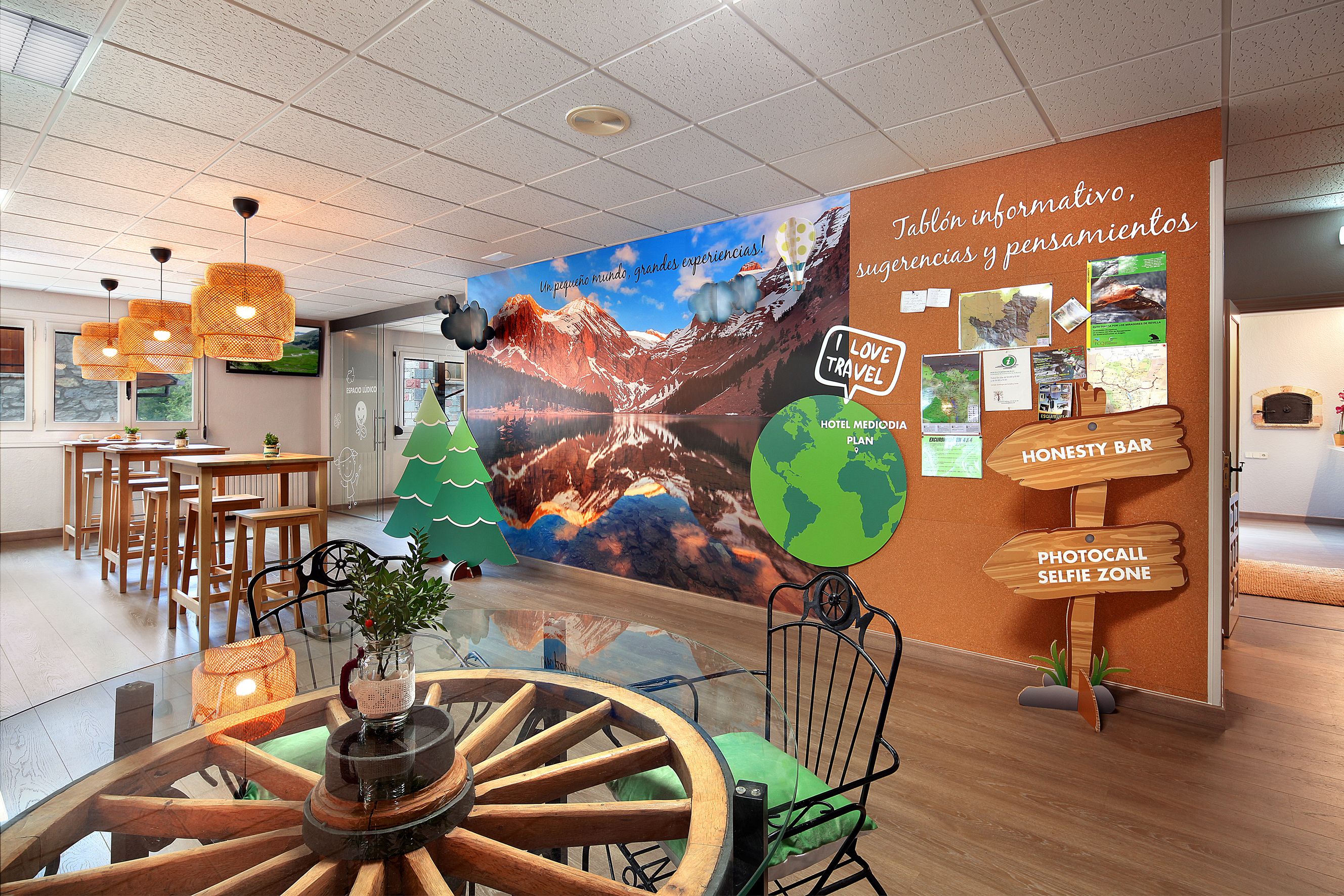 lobby lounge, garden views, open daily