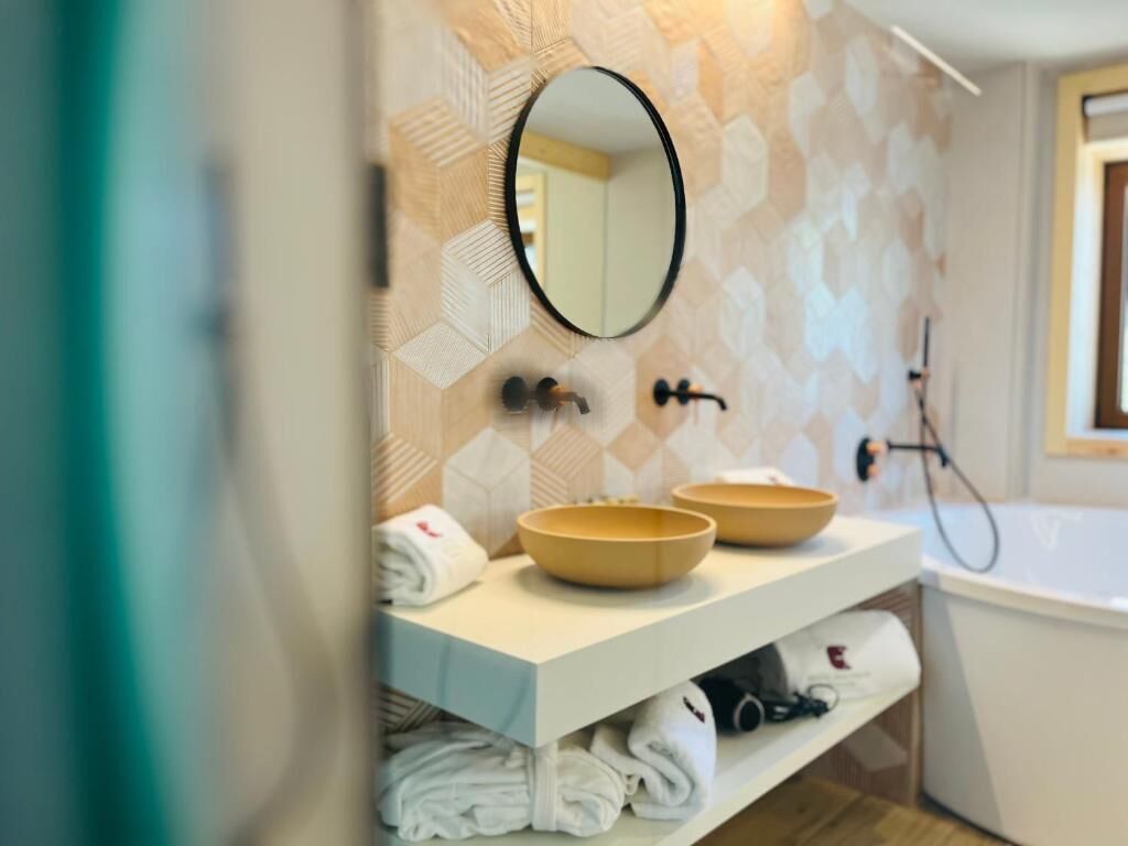 bathtub, deep-soaking bathtub, free toiletries, hair dryer