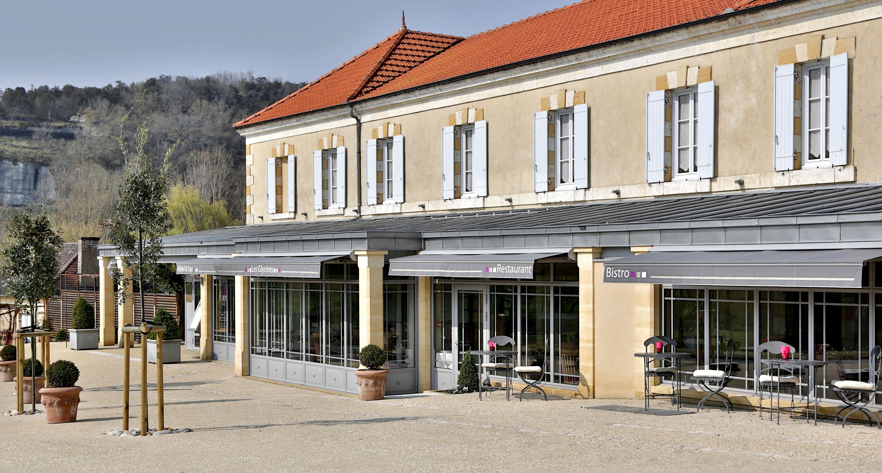 Un edificio con letreros de restaurante, bistro y hotel.